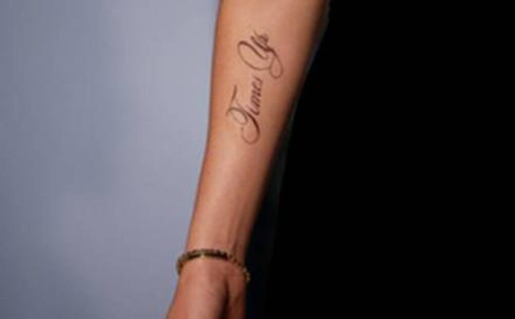 Emma Watson muestra un tatuaje con error