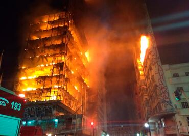 Video. Se incendia y colapsa edificio en Sao Paulo; hay al menos un muerto