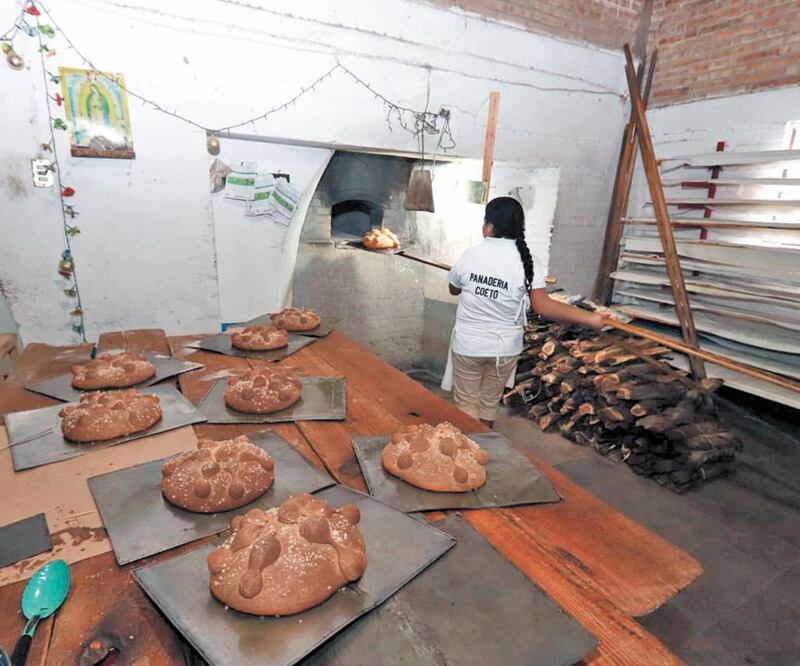 La elaboración del pan combinado con pulque tiene un proceso que, aunque no es complicado, sí es laborioso, pues al revolver los ingredientes se añade un poco de esta bebida típica, hecha también en la región. Fotos: OMAR CONTRERAS