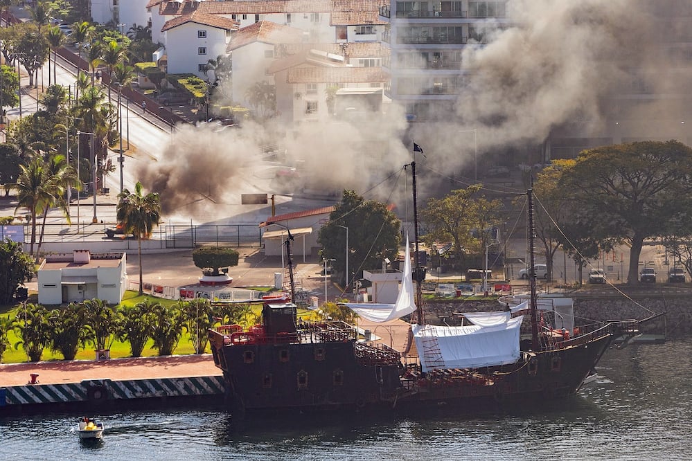 Fotografía aérea donde se ve un vehículo incendiándose tras reacciones violentas por el abatimiento de Nemesio Rubén Oseguera Cervantes, alias 'El Mencho', líder del Cártel Jalisco Nueva Generación (CJNG) este domingo, en Puerto Vallarta. GERARDO SANTILLÁN. EFE