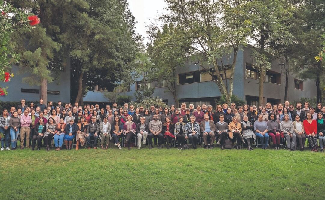 Integrantes de la planta docente y de investigación del IIE. Foto: de Ricardo Alvarado Tapia, técnico académico del Archivo Fotográfico Manuel Toussaint, IIE.
