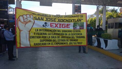 Muere joven herido en ataque en caseta de Oaxaca; triquis protestan en Tlaxiaco