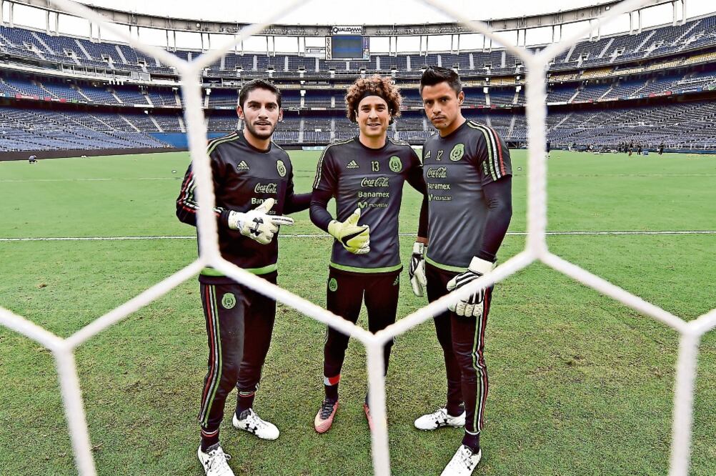 Al parecer es en la portería en donde más dudas presenta el DT de México, pues quiere ver a los tres porteros (AGO7)