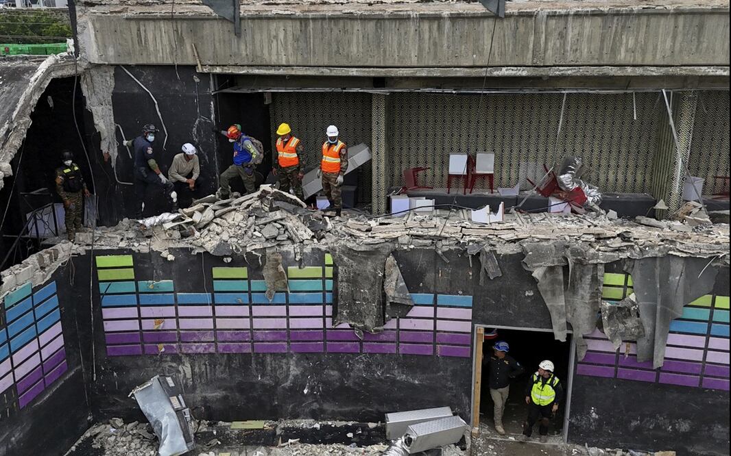 Rescatistas laboran en donde se encontraba la discoteca Jet Set días después de que su techo se derrumbara durante un concierto matando a más de 200 personas en Santo Domingo, República Dominicana, el jueves 10 de abril de 2025. Foto: AP