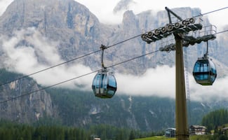 Incidente en teleférico deja un centenar de personas atrapadas en los Alpes italianos; 6 sufrieron lesiones