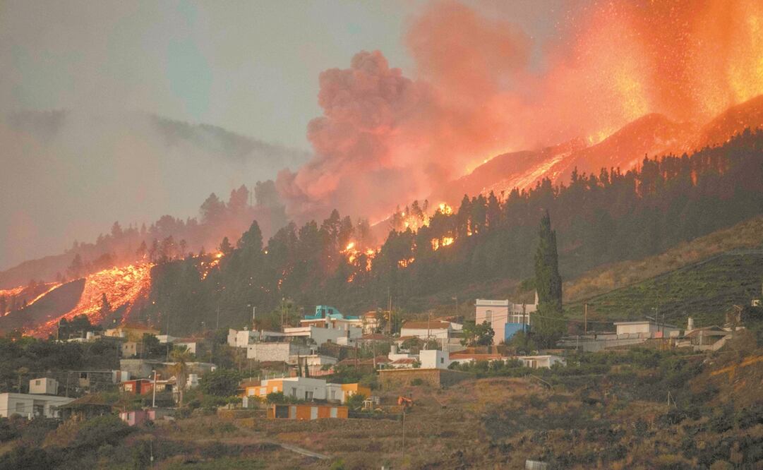 Después de múltiples sismos registrados en el complejo de la Cumbre Vieja, en la isla española de La Palma, ayer uno de los volcanes del archipiélago de las Canarias hizo erupción. Foto: Desiree Martin. AFP