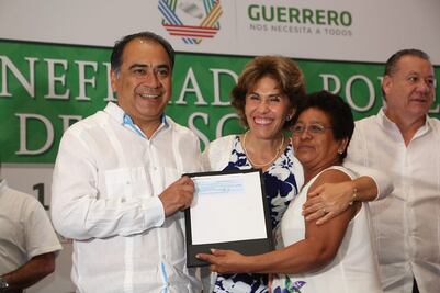 Entrega Héctor Astudillo 1.5 mdp a afectados por mar de fondo