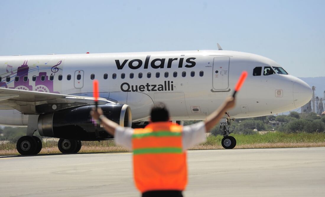 Volaris airplane at a landing strip in Mexico City - Photo: File photo/EL UNIVERSAL