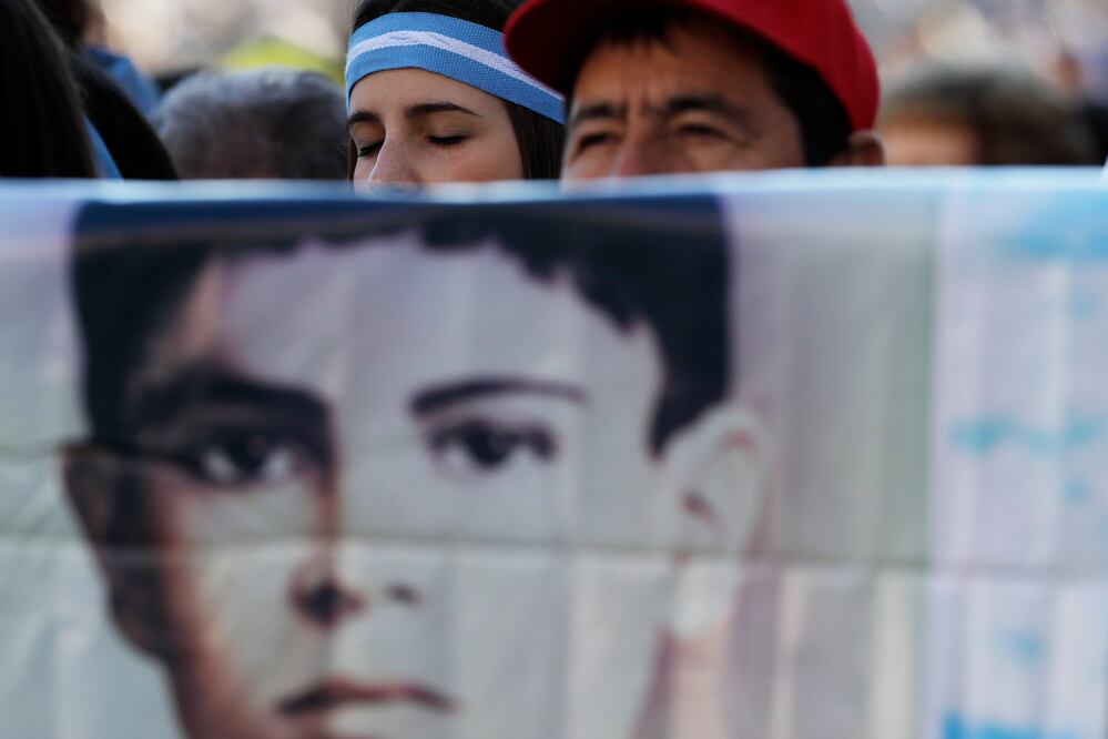 Ante decenas de miles de personas también se proclamaron otros seis santos (AP)