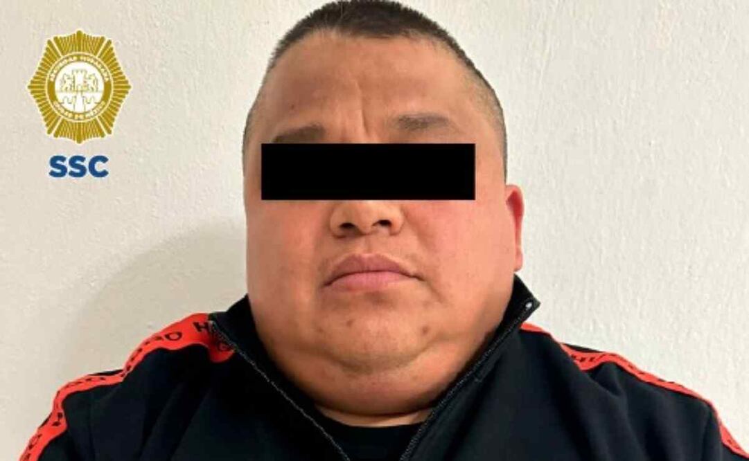 El operativo se desplegó en la calle Granito, en donde detuvieron a este sujeto y le aseguraron 400 dosis empaquetadas en bolsas de plástico con cierre hermético, las cuales contenían cocaína, además de dos armas de fuego cortas. Foto: Especial