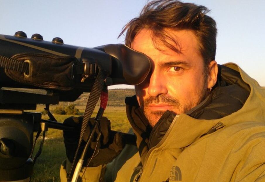 “Baptiste Morizot — filósofo que trabaja en Universidad de Aix-Marseille y autor de Manières d’être vivant (2020) — propone una ecología política en alianza con otras especies.”. Crédito: Consulate General of France in San Francisco