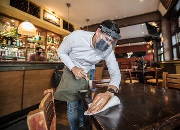 Mexicanos reducirán visitas al cine, bares y restaurantes por Covid: encuesta