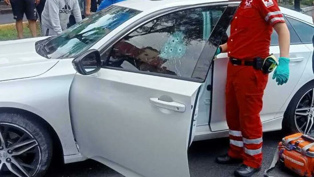 Impactos de bala en auto de ciudadano indio por asalto tras cambiar divisas en el AICM Foto: Especial 