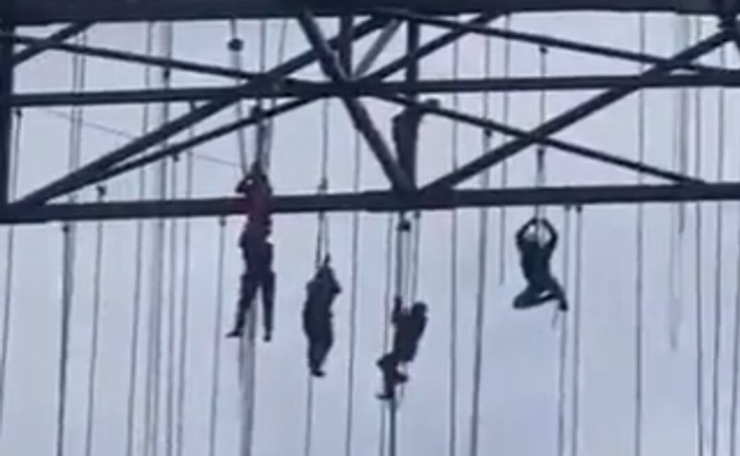 Los trabajadores se aferraron a poleas de una estructura metálica para no caer al vacío. Foto: Tomada de video