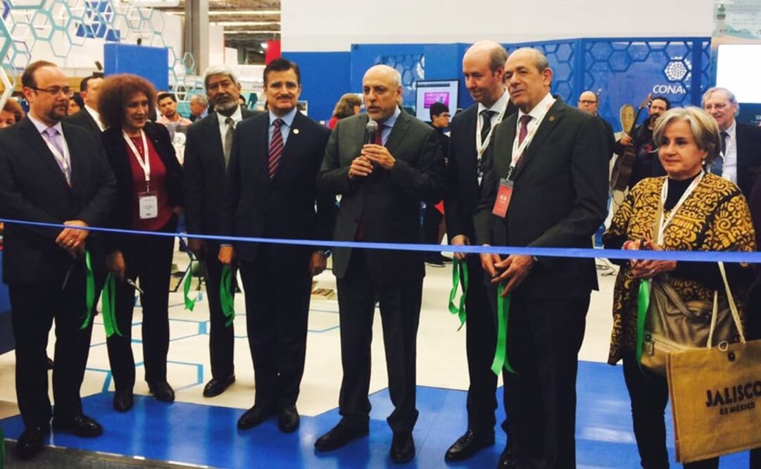 Enrique Cabrero Mendoza, titular de Conacyt, inaugurando su stand en la FIL Guadalajara 2016. (FOTO: FCCyT)
