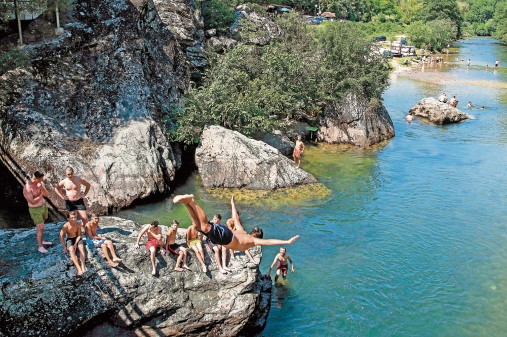 Jóvenes nadan en el río Treska, cerca de Skopje, Macedonia. Ciudades europeas tuvieron temperaturas superiores a los 40 °C y se espera que el termómetro siga subiendo. Foto: ROBERT ATANASOVSKI. AFP