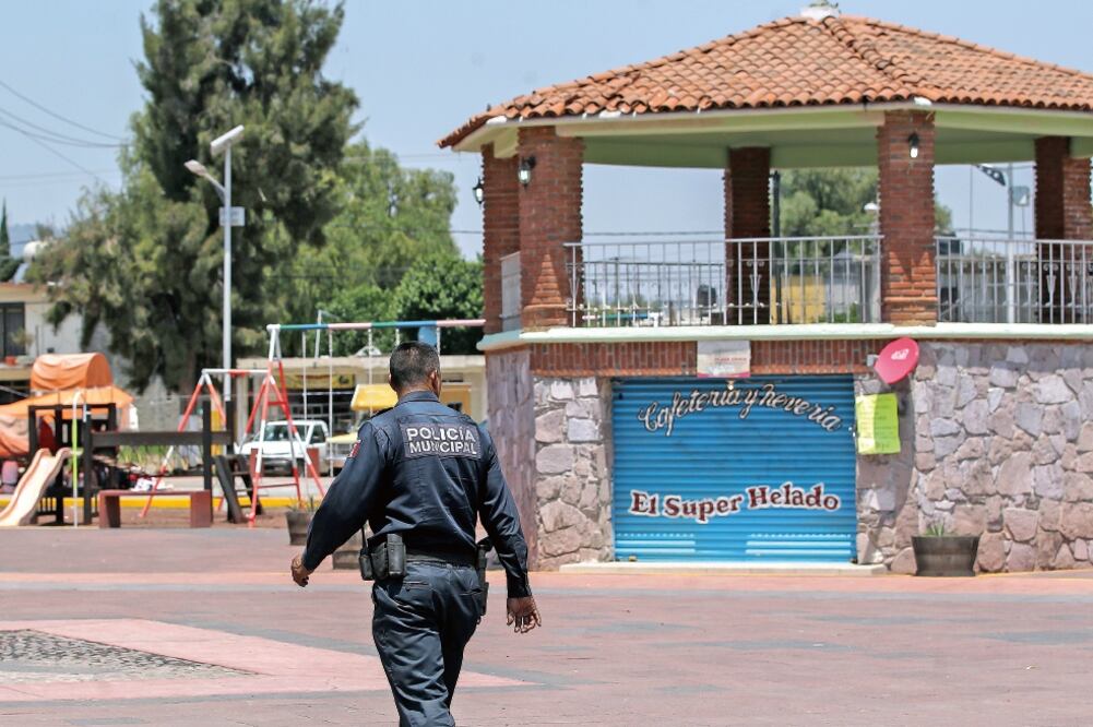 En el kiosco de Santiago Atlatongo volvió la tranquilidad; sólo quedó abandonada la chamarra de uno de los presuntos secuestradores linchados el martes (ALEX CRUZ. EFE)