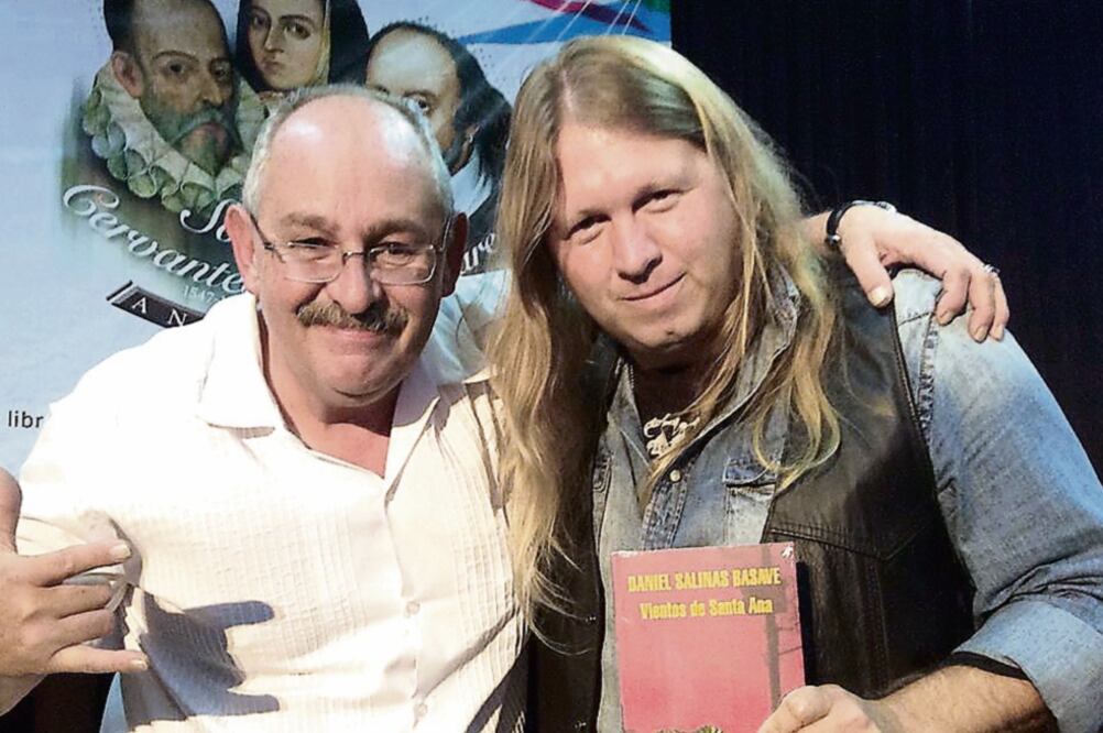 Benito Taibo y Daniel Salinas, quien sostiene un ejemplar de su libro (TOMADA DE FACEBOOK)