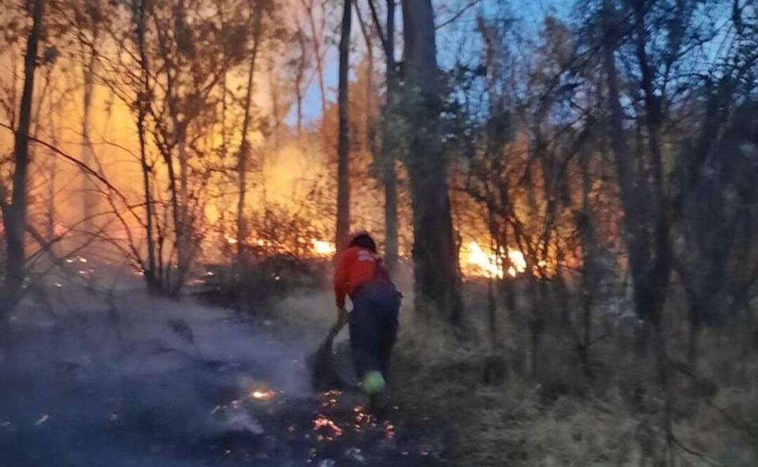 Vecinos de la zona de San Mateo, Jardines de San Mateo y Brisas, entre otros, se organizan para abastecer con agua en garrafones a los bomberos y voluntarios a los que además llevan sueros. Foto: Especial 