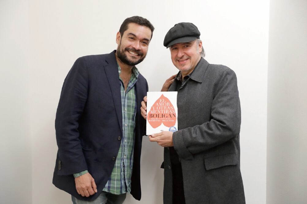 El diseñador Alejandro Magallanes y el caricaturista Boligán, con el libro premiado (IVÁN STEPHENS. EL UNIVERSAL)