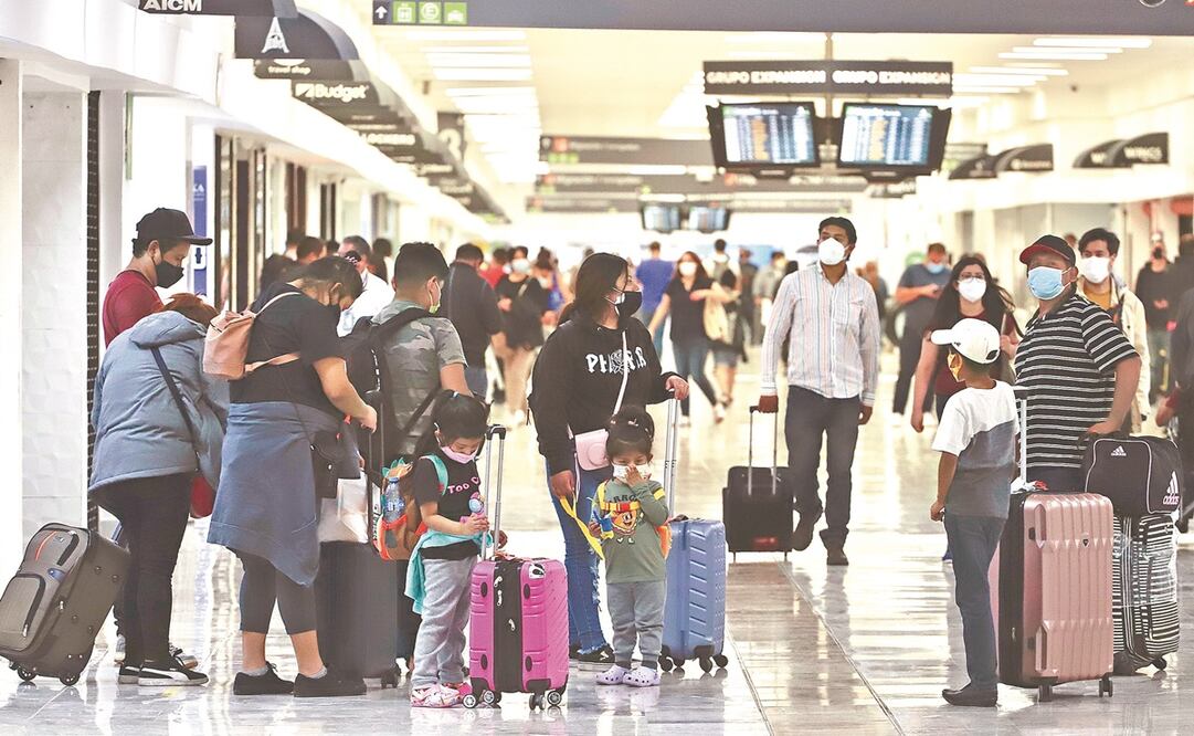 Familias enteras, así como turistas nacionales y extranjeros, llegaron ayer al AICM. Foto: Berenice Fregoso. EL UNIVERSAL