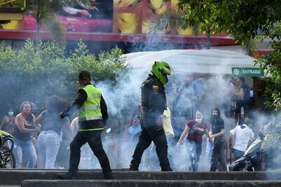 Dos civiles muertos y cuatro policías heridos tras nuevos disturbios en Cali