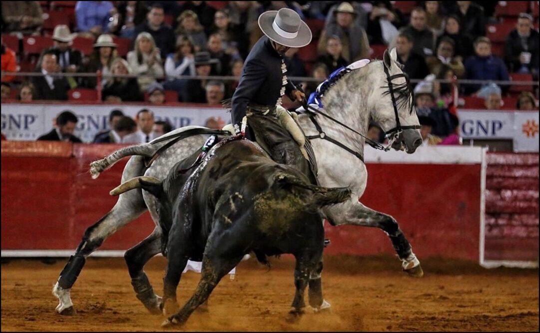 Emiliano Gamero tras voluntariosa actuación corta la oreja al toro “Cariñoso”. Foto: @LaPlazaMexico