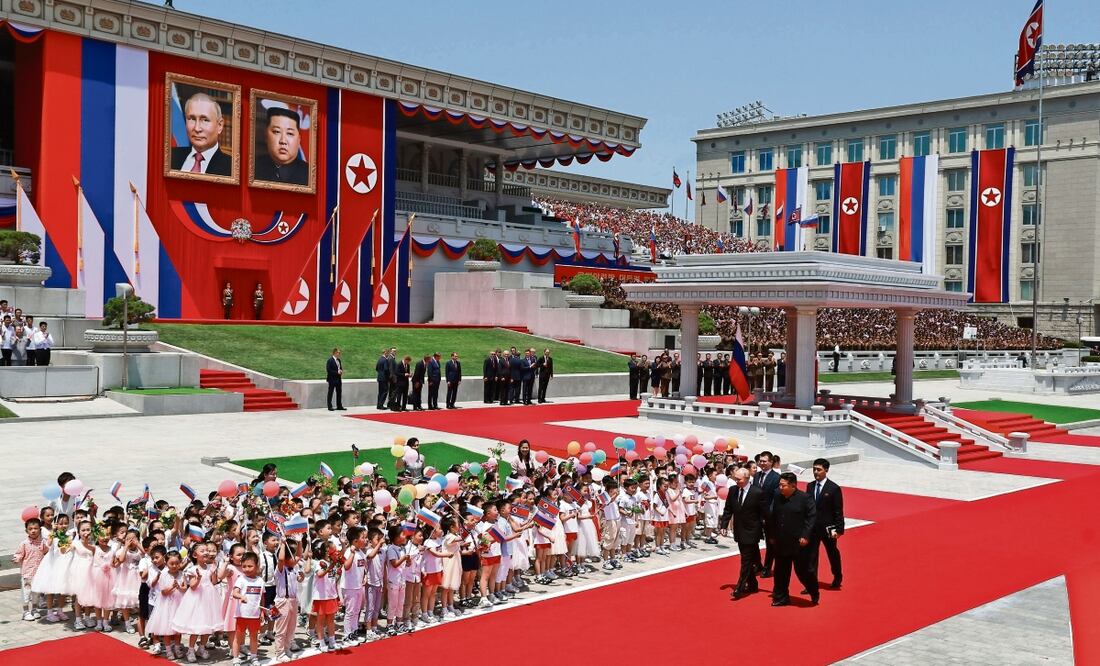 Vladimir Putin (izq.), y el líder norcoreano Kim Jong-un (segundo a la der.), en una foto distribuida por Sputnik, durante la ceremonia de bienvenida que recibió el presidente ruso, quien visitó Pyongyang por primera vez desde el año 2000. Foto: de EFE