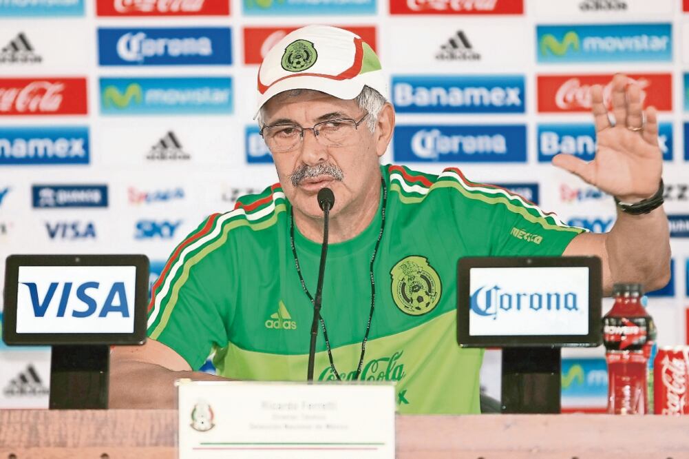 El entrenador mexicano dice que piensa más en lo que hará la Selección que en la táctica del rival (FRANCISCO ESTRADA. JAM MEDIA)