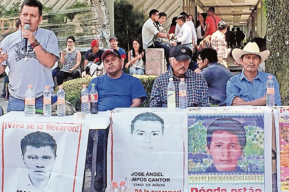 Padres de los 43 desaparecidos repartieron 30 mil boletos para el evento Voces por los 43, en el Estadio Azteca, donde pedirán a la PGR que fije su postura (ARCHIVO EL UNIVERSAL)