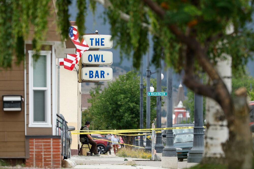 Una cinta policial rodea The Owl Bar en Anaconda, Montana, tras un tiroteo mortal. Foto: AP