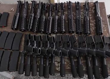 En caja de zapatos y llanta de refacción, sujeto intenta pasar material bélico de EU a México