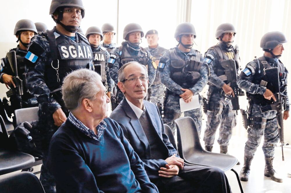 Álvaro Colom, ex presidente de Guatemala (centro), durante la audiencia luego de ser detenido por peculado y fraude. (LUIS ECHEVERRIA. REUTERS)
