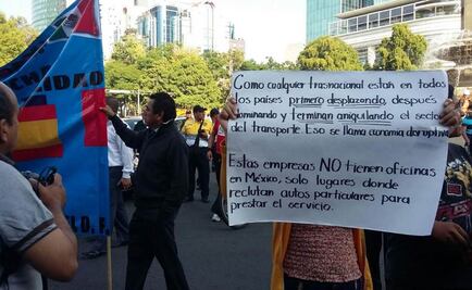 Taxistas protestan frente a la embajada de Colombia