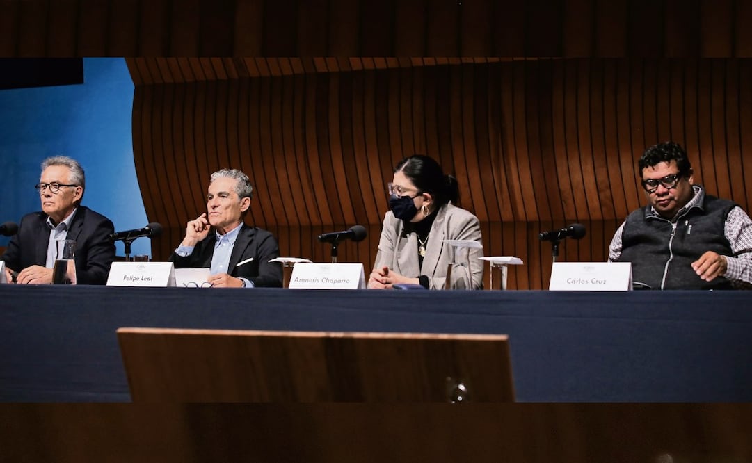 Mario Fuentes, Felipe Leal, Amneris Chaparro y Carlos Cruz, durante el ciclo La ciudad como escenario de la inequidad en el Colegio Nacional. Foto: CARLOS MEJIA/EL UNIVERSAL