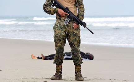 Migrante camerunés tendido en la playa con Guardia Nacional, imagen premiada de EL UNIVERSAL