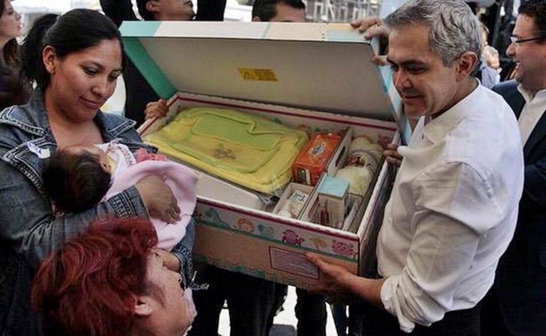El pasado 11 de agosto, el jefe de Gobierno capitalino entregó paquetes de apoyo a madres en situación vulnerable. (Foto: Tomada de @ManceraMiguelMX)
