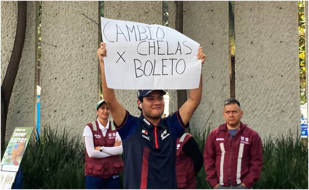 Luis, aficionado a la Fórmula 1 ofrece chelas por un boleto para ver a Checo Pérez. Foto: Gaspar Betancourt/ EL UNIVERSAL
