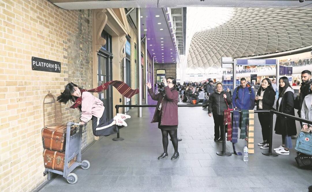 La plataforma 9 y 3/4, en King Cross, atrae a miles de turistas cada día. FOTO: Archivo.