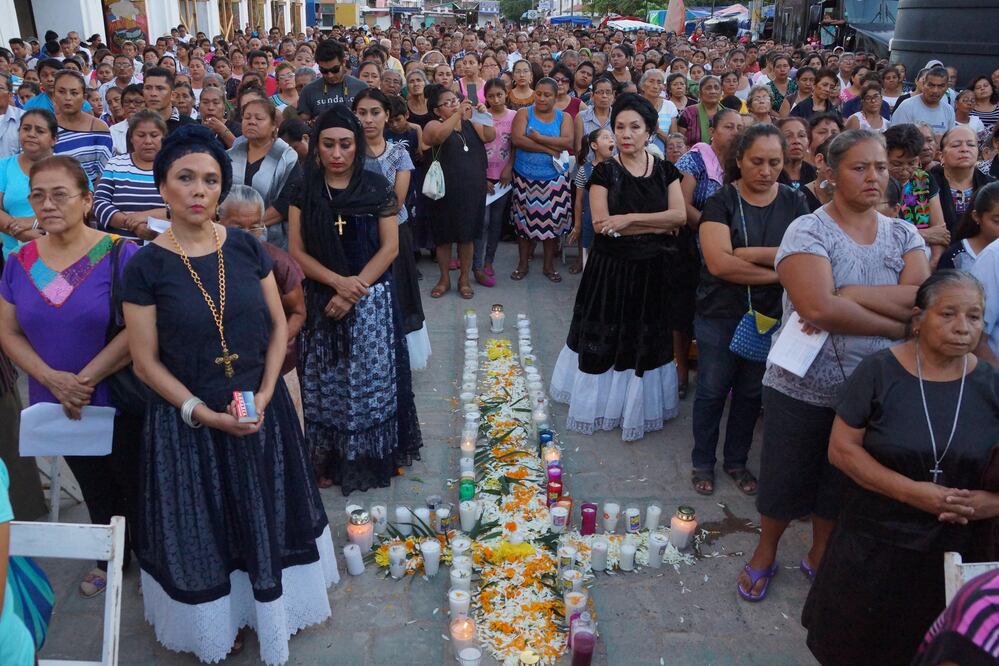 Para cerrar el ciclo de dolor y luto por los 36 muerto que dejó el sismo en Juchitán, de manera simbólica pobladores realizaron el ritual para despedir el alma de los difuntos