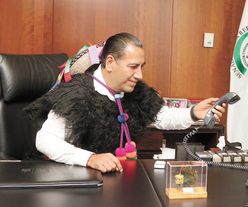 Eduardo Ramírez acudió al Senado de la República ataviado con un traje tzeltal. Foto: Carlos Mejía. EL UNIVERSAL