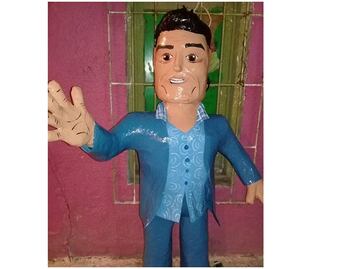 Crean piñata inspirada en agresión de Eduardo Yáñez a reportero