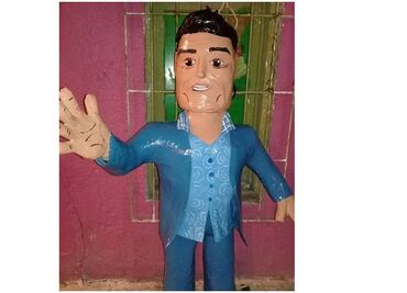 Crean piñata inspirada en agresión de Eduardo Yáñez a reportero
