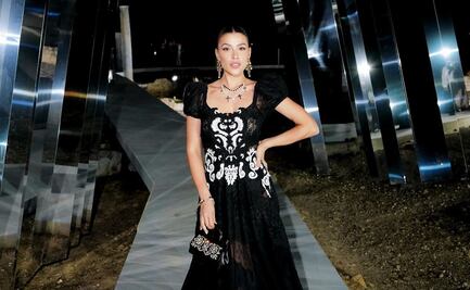 Michelle Salas brilla con elegante minivestido negro