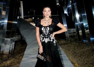 Michelle Salas brilla con elegante minivestido negro