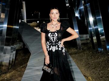 Michelle Salas brilla con elegante minivestido negro