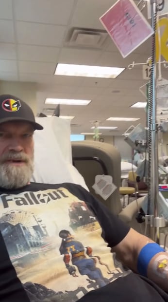 El actor Tyler Mane, de 59 años comenzó su tratamiento contra el cáncer de mama.