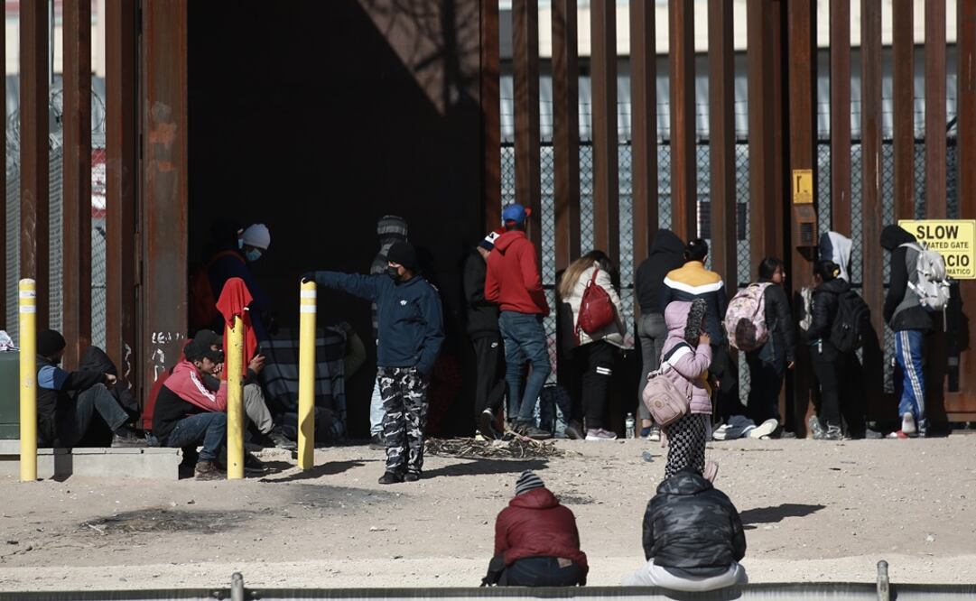 La única puerta que tenían de acceso los migrantes para entregarse a la Patrulla Fronteriza por El Paso, Texas, fue cancelada. Foto: Christian Torres