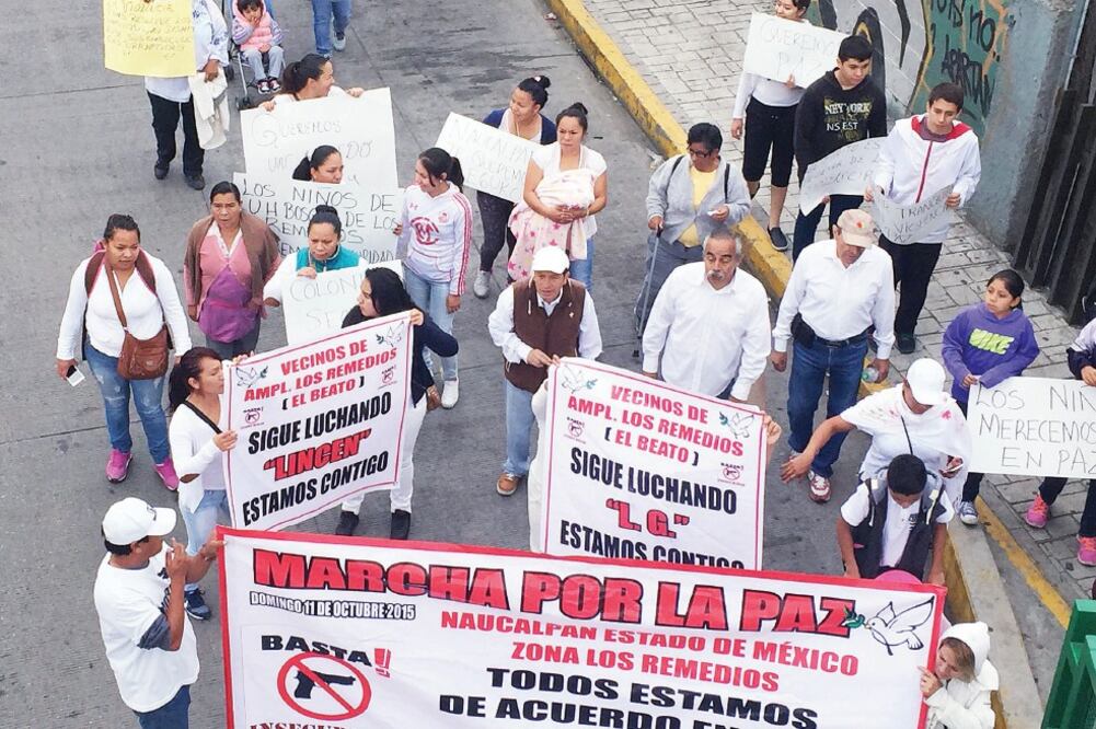 Desde las 7:30 horas, habitantes de las colonias cercanas se manifestaron con pancartas para exigir a las autoridades que detengan la ola de asaltos (REBECA JIMÉNEZ. EL UNIVERSAL)