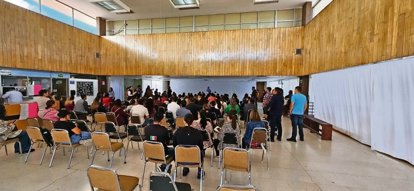 Los médicos afectados acudieron a la Secretaría de Salud del gobierno del estado, para mostrar su preocupación. Foto Especial